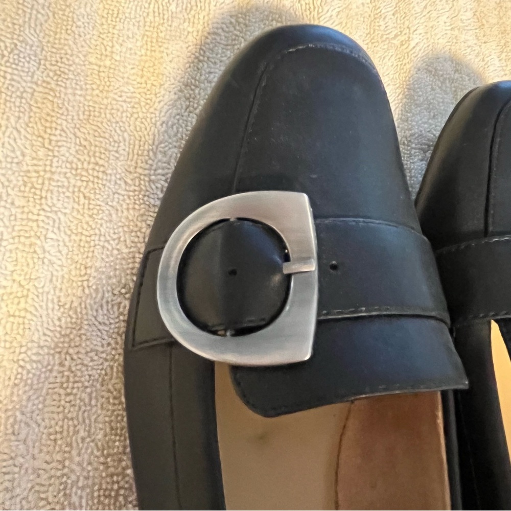 NEW Naturalizer Kayden Moc Slip-On Womens Sz 8.5 Black Smooth Silver Buckle Flat - Picture 5 of 9
